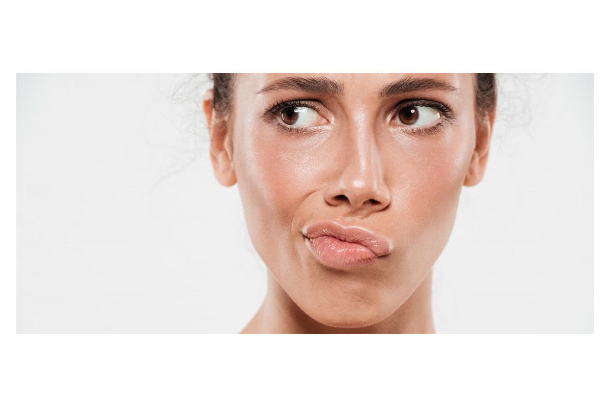 Pliegue línea de la sonrisa en el rostro. Como tratarlo y con que productos 